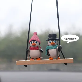 Творческа украса на колата окачване на малко пингвин