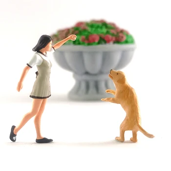 В наличност Серия домашни животни в мащаб 1/64, сладко момиче, держащая на ръцете фигура от котки и кучета, съответстваща на сцената подарък дисплей, мини-кукла, креативна играчка Souven