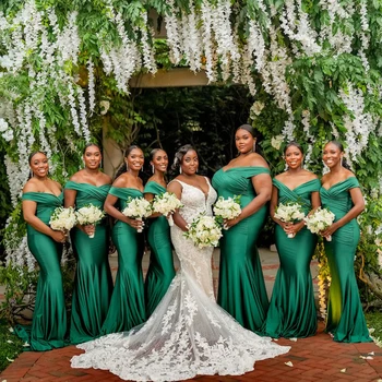 Изящни Зелени Рокли на шаферките в стил Русалка в африканския стил с гънки върху раменете, дълги сатенени рокли на шаферките на сватбеното парти