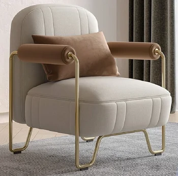 Съвременно луксозно кресло за отдих на изключително проста всекидневна с един дизайнерски метална рамка от плат разтегателен диван и фотьойл